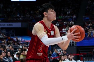 签约篮网~媒体人：至少能在中国赛上见到曾凡博 预计其不久后赴美