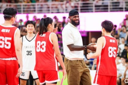 官方投注-动力图｜NBA球星詹姆斯现身上海交大：勇敢行动就是答案