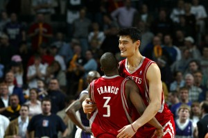 FIFA世俱杯-青岛队记：杨瀚森和韦斯利庆祝场景 让人想起当年弗老大&amp;姚明情谊