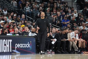 俱乐部世界杯-解说：火箭外线没有三分威胁牵制 空间问题又一次导致失利