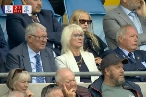 足球投注平台-镜报：现场支持儿子达伦-弗格森，弗格森现身英甲比赛看台